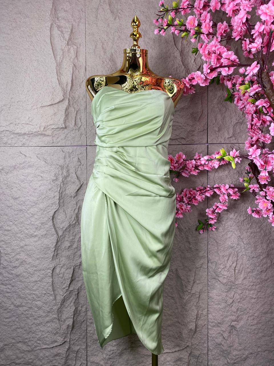 VESTIDO SATINADO STRAPLESS DRAPEADO VERDE