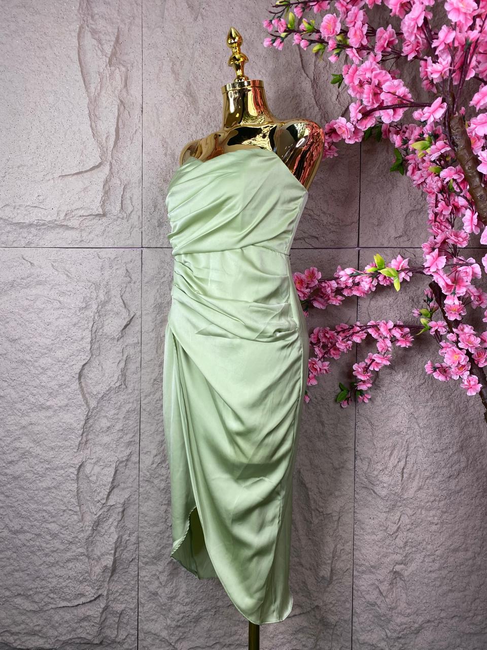 VESTIDO SATINADO STRAPLESS DRAPEADO VERDE