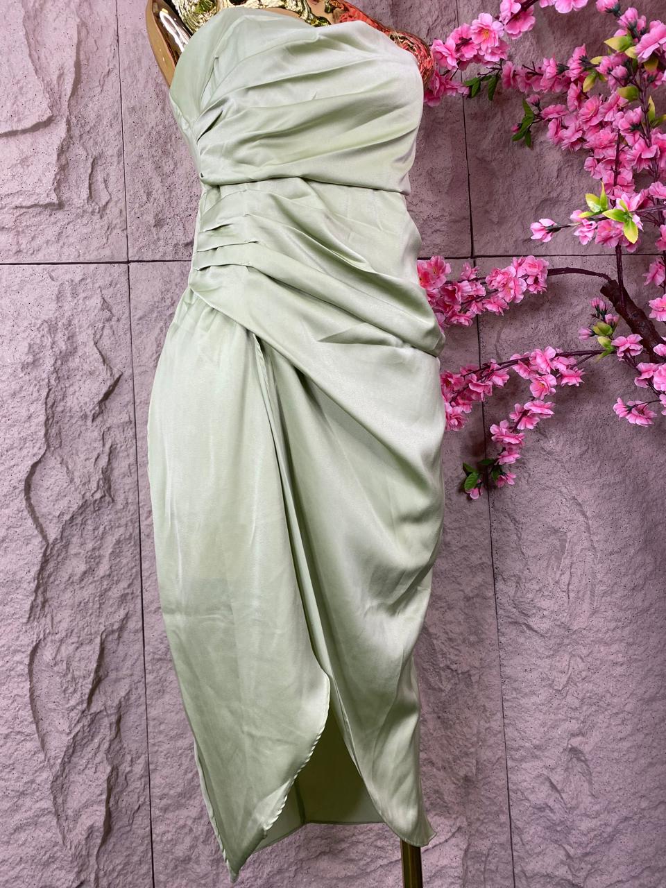 VESTIDO SATINADO STRAPLESS DRAPEADO VERDE