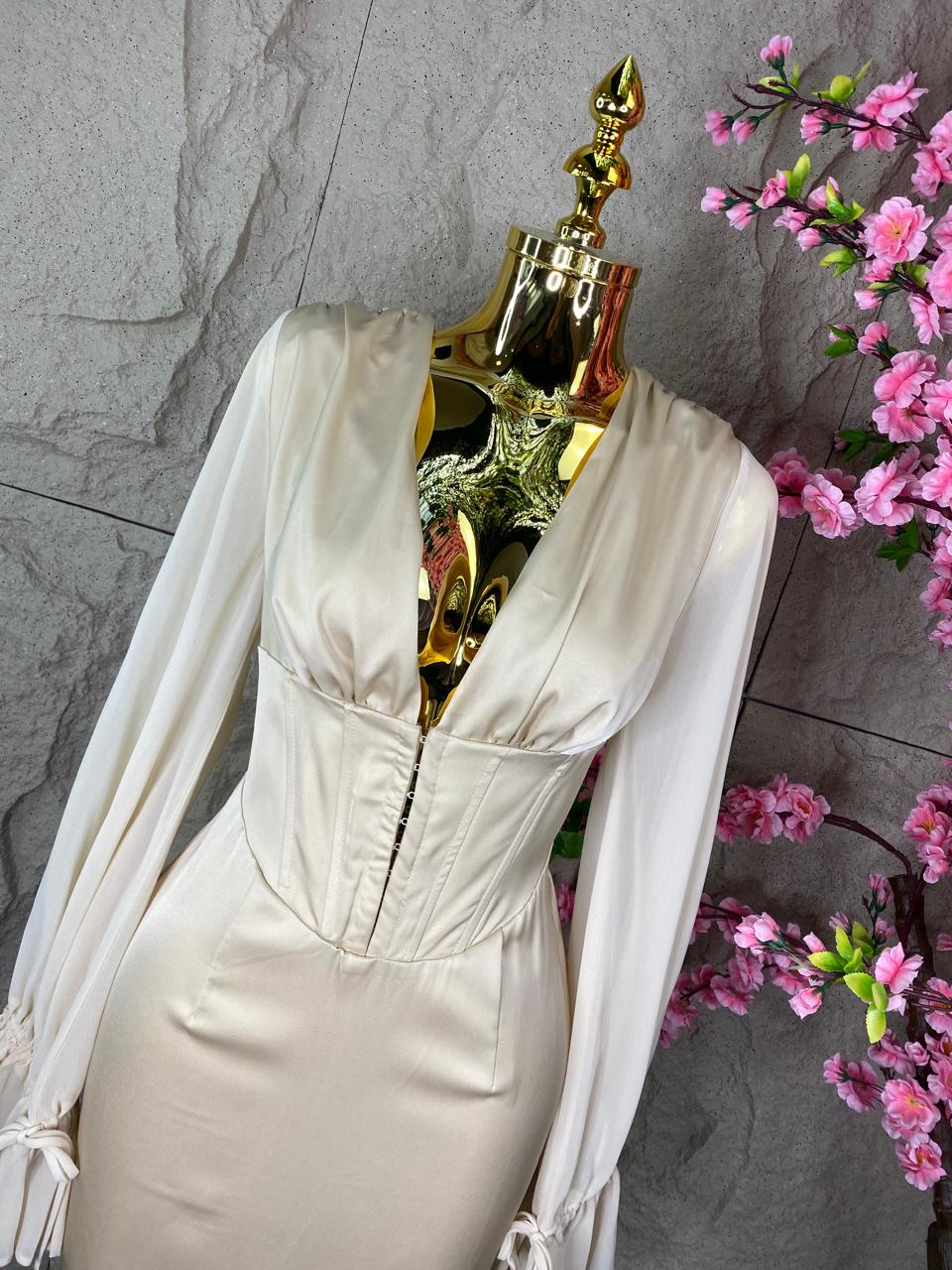 VESTIDO SATINADO CON ESCOTE BEIGE