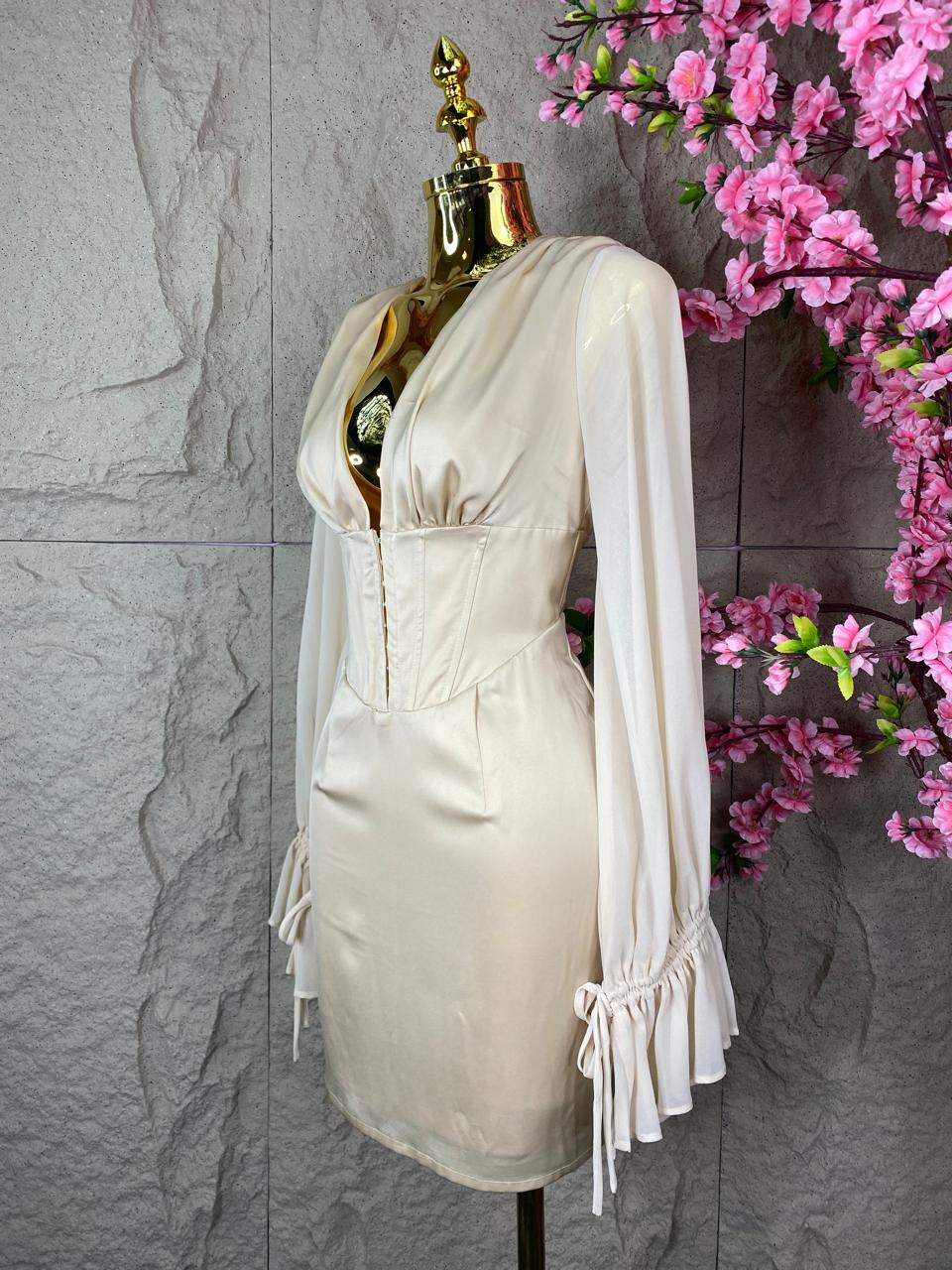 VESTIDO SATINADO CON ESCOTE BEIGE