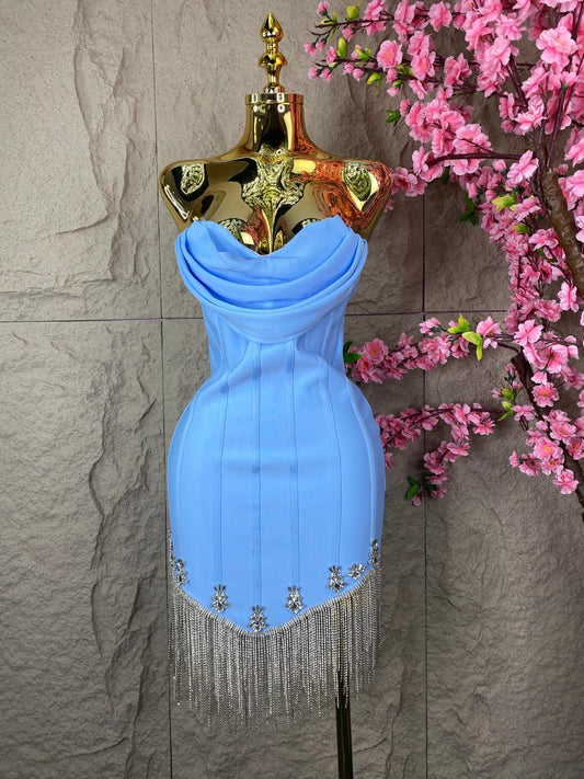 VESTIDO STRAPLESS CON APPS Y FLECOS AZUL