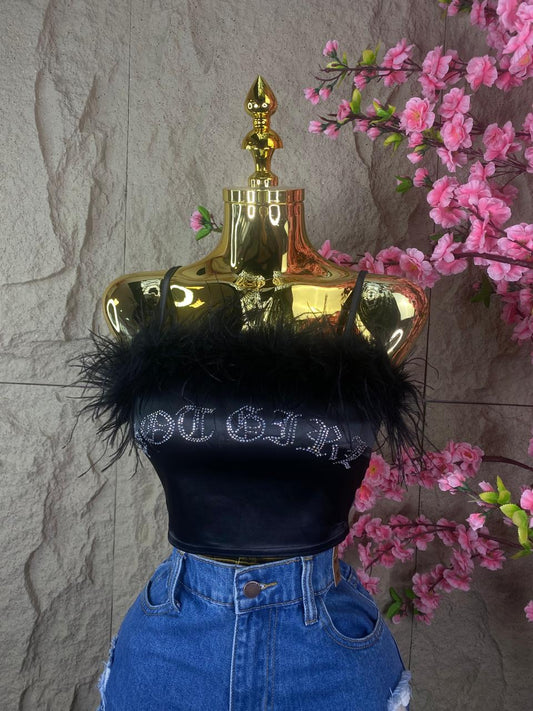 TOP TIRANTES Y LETRAS BRILLOSAS CON  PLUMAS