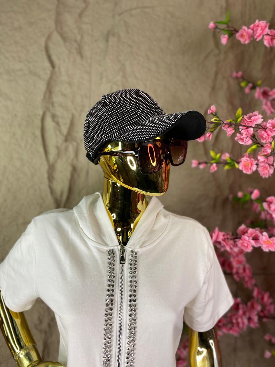 GORRA CON BRILLOS PLATEADOS