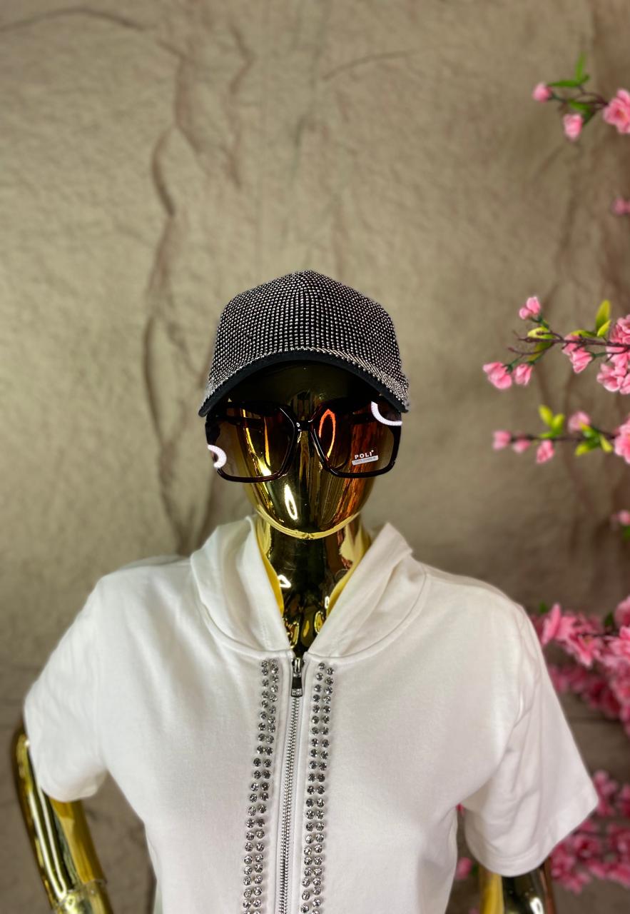 GORRA CON BRILLOS PLATEADOS
