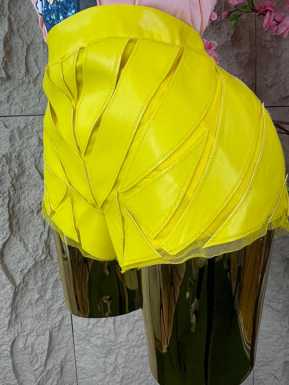 SHORT EN VINIPIEL AMARILLO