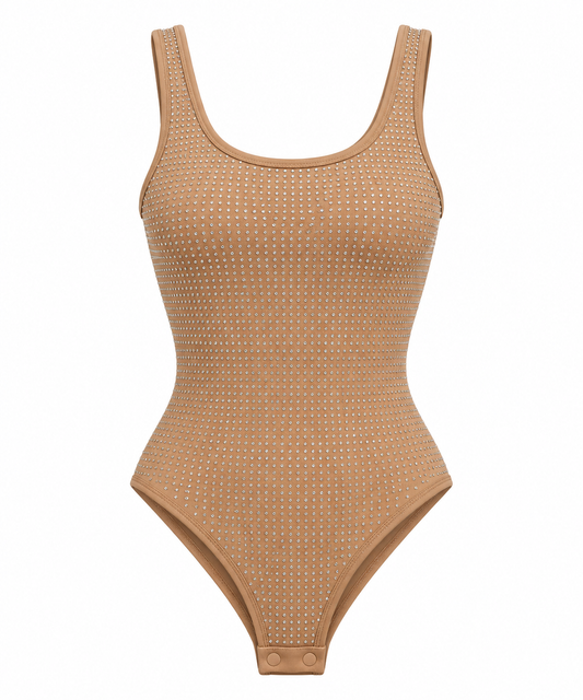 Body camel con brillos sobre fondo blanco