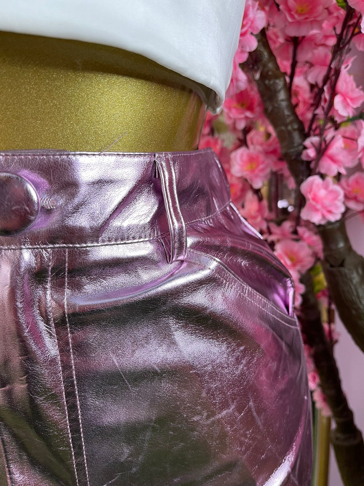 Falda vinipiel rosa palo con textura de cocodrilo - CINCO BOUTIQUE